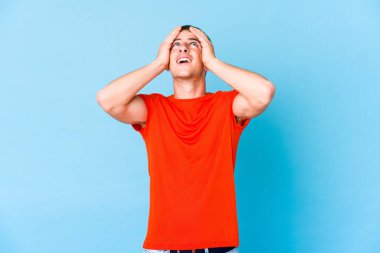 Kafkasyalı yakışıklı genç adam ellerini başının üstünde tutarak neşeyle gülüyor. Mutluluk kavramı.