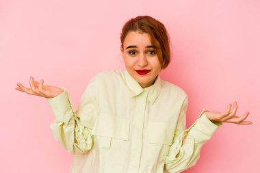 Genç Arap melez kadın kuşkulanıyor ve sorgulamada omuz silkiyor..