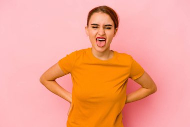 Genç Arap melez kadın. Komik ve arkadaş canlısı. Dili dışarı çıkmış..