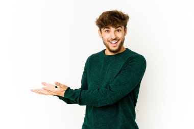 Beyaz arka planda genç bir Arap palmiye üzerinde bir kopya alanı tutuyor..