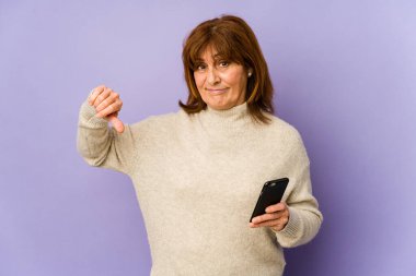 Orta yaşlı, beyaz bir kadın elinde bir telefon tutuyordu. Hoşuna gitmeyen bir hareket gösteriyordu. Anlaşmazlık konsepti.