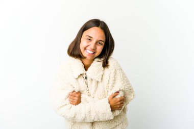 Genç melez kadın gülüyor ve eğleniyor..