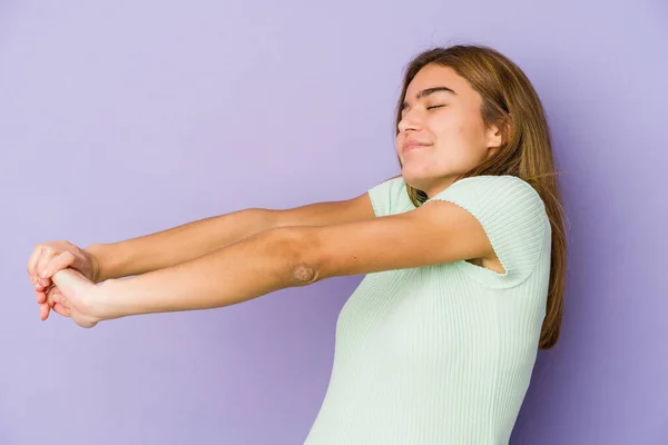 Giovane Ragazza Caucasica Magra Adolescente Sfondo Viola Stretching Braccia Posizione — Foto Stock