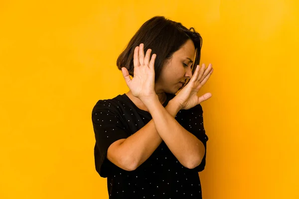 Młoda Latynoska Kobieta Odizolowana Żółto Trzymająca Dwie Skrzyżowane Ręce Koncepcja — Zdjęcie stockowe