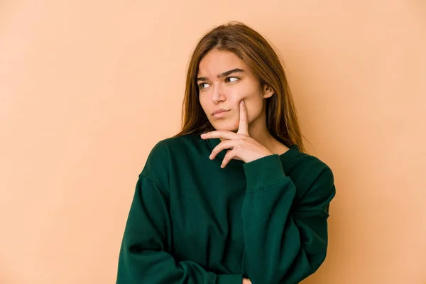 Mladý Hubený Kavkazský Teenager Dívka Zvažuje Plánování Strategie Přemýšlet Způsobu — Stock fotografie
