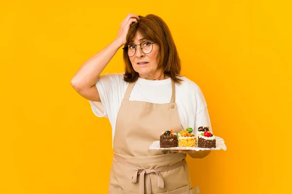 Mulher Cozinheiro Caucasiano Meia Idade Que Está Sendo Chocado Ela — Fotografia de Stock