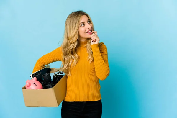 Ung Blond Kaukasisk Kvinna Håller Lådor För Att Flytta Avslappnad — Stockfoto