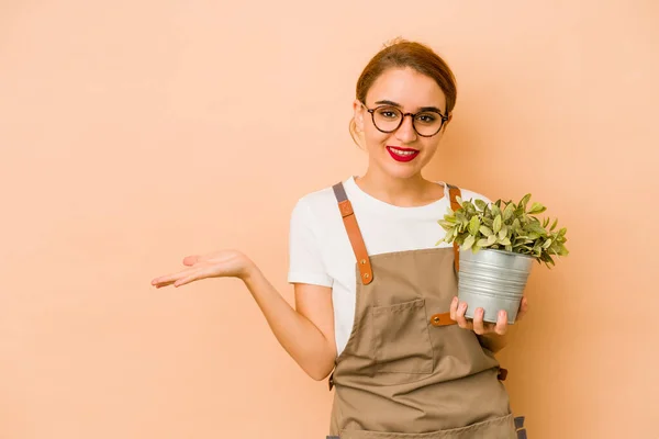 Joven Mujer Jardinero Árabe Flaco Mostrando Espacio Copia Una Palma —  Fotos de Stock