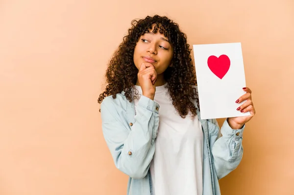 Jeune Afro Américaine Africaine Tenant Une Carte Saint Valentin Regardant — Photo