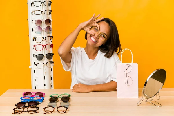 Joven Mujer Hispana Probándose Gafas Aisladas Emocionadas Manteniendo Gesto Bien —  Fotos de Stock