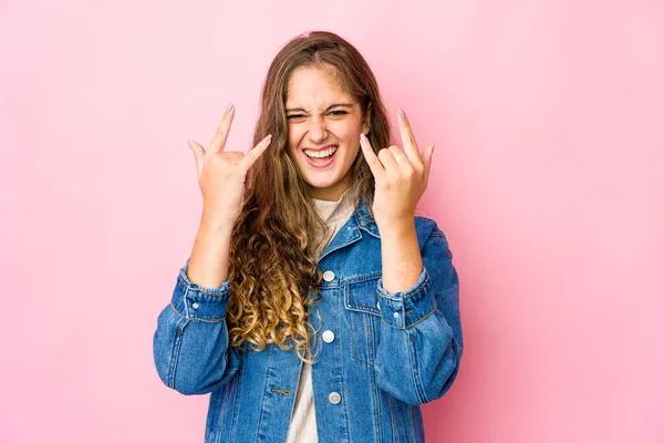 Mulher Caucasiana Jovem Mostrando Gesto Chifres Como Conceito Revolução — Fotografia de Stock