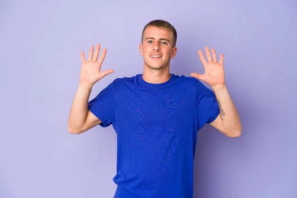 Jeune Homme Beau Caucasien Montrant Numéro Dix Avec Les Mains — Photo