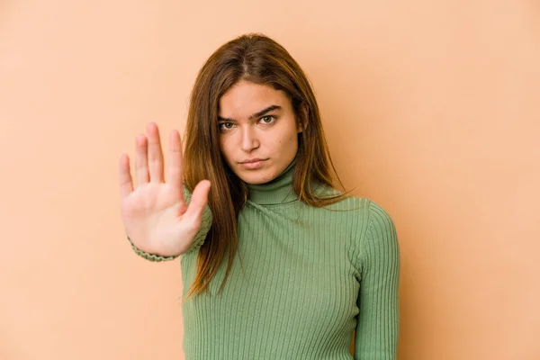Młody Chudy Biały Nastolatek Dziewczyna Stoi Wyciągniętą Ręką Pokazując Znak — Zdjęcie stockowe