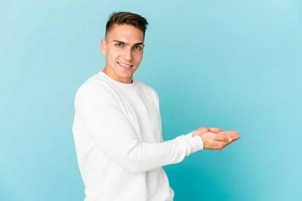 Jovem Caucasiano Bonito Homem Isolado Segurando Espaço Cópia Uma Palma — Fotografia de Stock