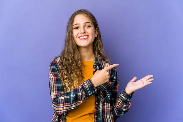 Jovem Caucasiano Bonito Mulher Animado Segurando Espaço Cópia Palma Mão — Fotografia de Stock