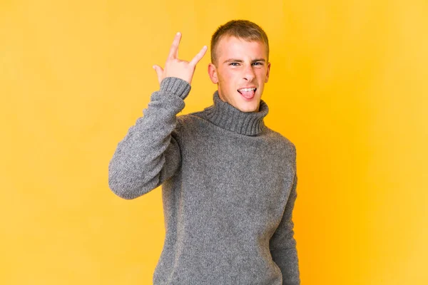Νεαρός Καυκάσιος Όμορφος Άνδρας Δείχνει Ροκ Χειρονομία Δάχτυλα — Φωτογραφία Αρχείου
