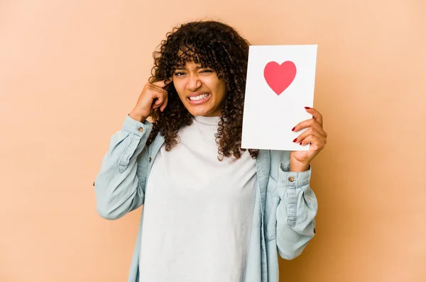 Jeune Afro Américaine Africaine Tenant Une Carte Saint Valentin Couvrant — Photo
