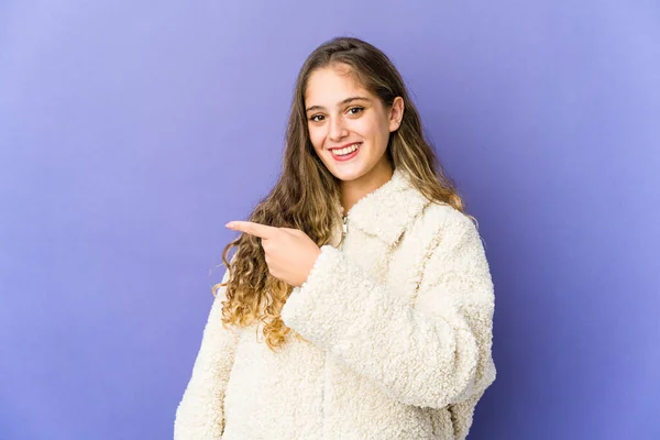 Joven Caucásica Linda Mujer Sonriendo Señalando Lado Mostrando Algo Espacio — Foto de Stock