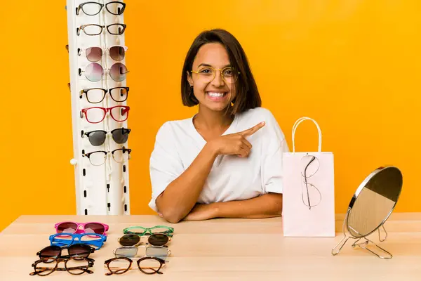 Mujer Hispana Joven Probándose Gafas Aisladas Sonriendo Señalando Lado Mostrando —  Fotos de Stock