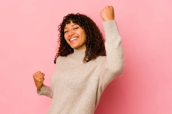 若いアフリカ系アメリカ人のアフロ女性は気楽で興奮して応援を隔離した 勝利のコンセプト — ストック写真