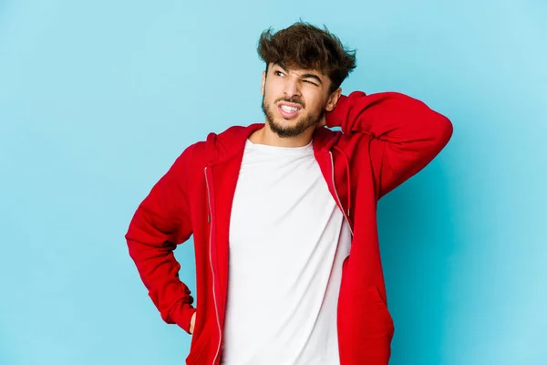 Hombre Árabe Joven Sobre Fondo Azul Sufriendo Dolor Cuello Debido — Foto de Stock