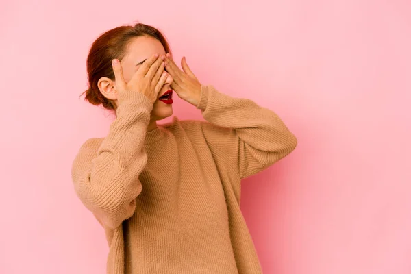 Jeune Arabe Mixte Femme Peur Couvrant Les Yeux Avec Les — Photo