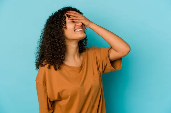 Jonge Afrikaans Amerikaanse Afro Vrouw Geïsoleerd Lacht Vreugdevol Handen Het — Stockfoto