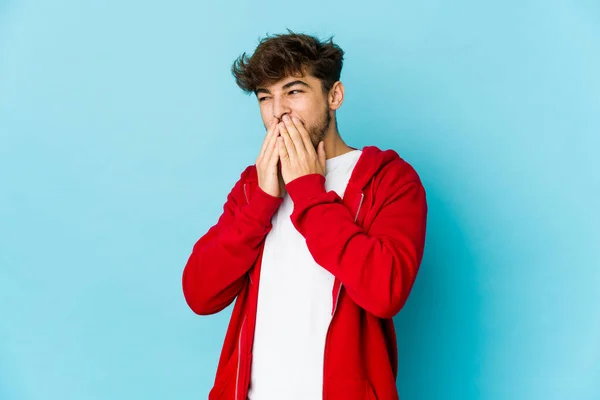 Jovem Árabe Homem Fundo Azul Rindo Sobre Algo Cobrindo Boca — Fotografia de Stock