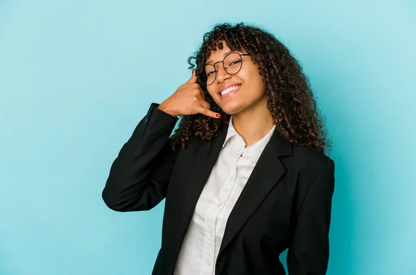 Ung Afrikansk Amerikansk Afro Kvinna Isolerad Visar Mobiltelefon Samtal Gest — Stockfoto