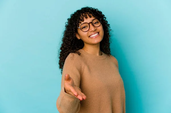 Jovem Afro Americana Africana Isolada Esticando Mão Câmera Gesto Saudação — Fotografia de Stock