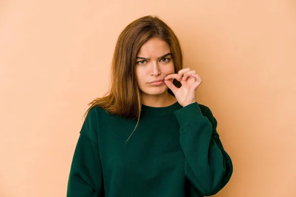 Fiatal Sovány Kaukázusi Tinédzser Lány Ujjaival Ajkain Titkot Tart — Stock Fotó