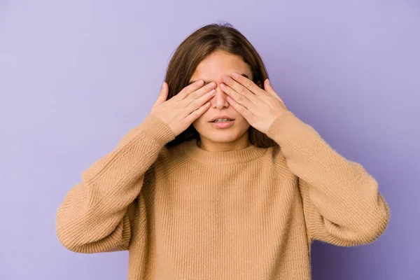 Jovem Magro Caucasiano Menina Adolescente Fundo Roxo Com Medo Cobrindo — Fotografia de Stock