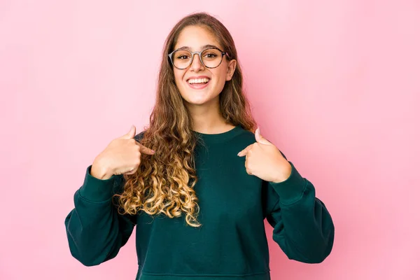 Joven Mujer Caucásica Sorprendida Señalando Con Dedo Sonriendo Ampliamente —  Fotos de Stock