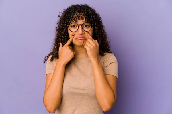 Jonge Afro Amerikaanse Afro Vrouw Geïsoleerd Huilen Ongelukkig Met Iets — Stockfoto