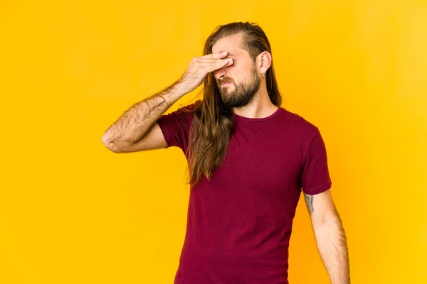 Hombre Joven Con Pelo Largo Mira Con Dolor Cabeza Tocando — Foto de Stock