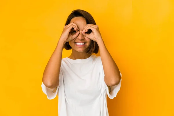 Mujer Hispana Joven Aislada Amarillo Mostrando Signo Aprobación Sobre Los — Foto de Stock