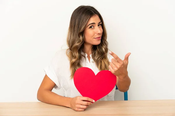 Jovem Caucasiana Segurando Dia Dos Namorados Coração Isolado Apontando Com — Fotografia de Stock