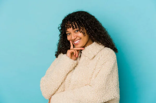 Joven Afroamericana Afro Mujer Aislada Sonriendo Feliz Confiada Tocando Barbilla —  Fotos de Stock