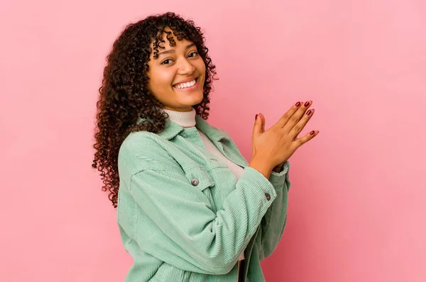 Jovem Afro Americana Africana Isolado Sentindo Enérgico Confortável Esfregando Mãos — Fotografia de Stock