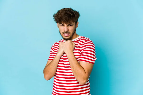 Hombre Árabe Joven Sobre Fondo Azul Asustado Asustado — Foto de Stock