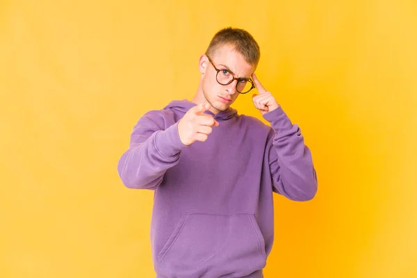 Junger Kaukasischer Gutaussehender Mann Zeigt Mit Dem Finger Auf Tempel — Stockfoto