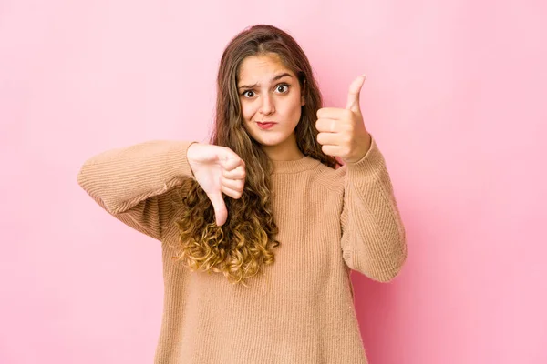 Joven Mujer Caucásica Mostrando Pulgares Hacia Arriba Pulgares Hacia Abajo — Foto de Stock