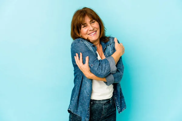 Mujer Caucásica Mayor Abrazos Aislados Sonriente Despreocupado Feliz —  Fotos de Stock