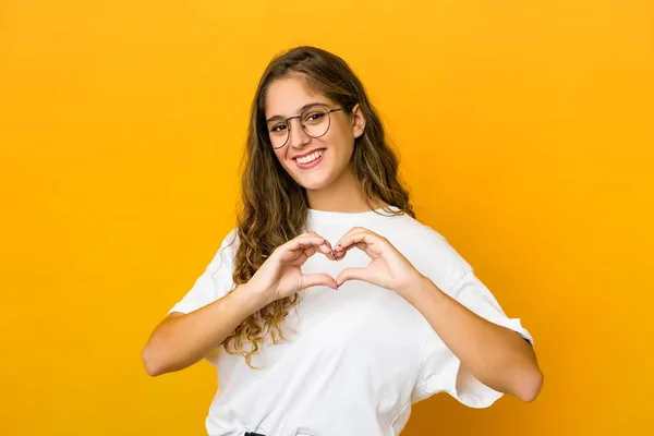 Mujer Joven Caucásica Sonriendo Mostrando Una Forma Corazón Con Las —  Fotos de Stock