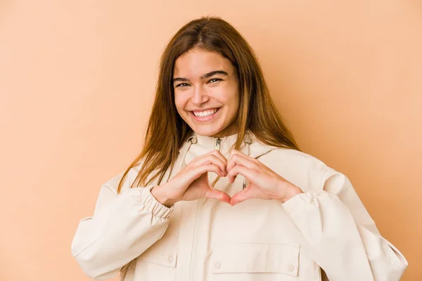 Genç Sıska Beyaz Bir Genç Kız Gülümsüyor Elleriyle Kalp Şeklini — Stok fotoğraf