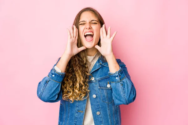 Junge Kaukasierin Schreit Aufgeregt Nach Vorne — Stockfoto