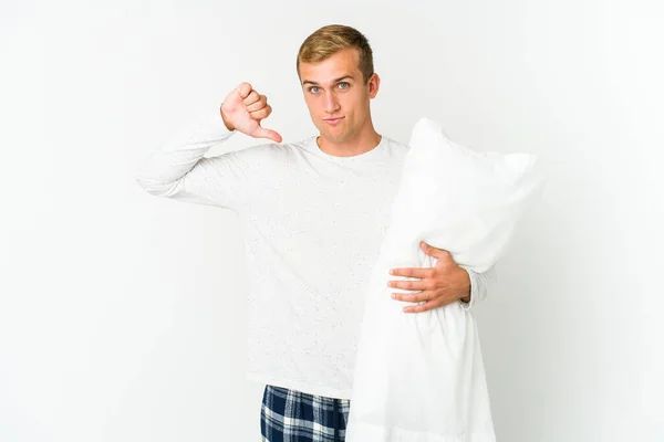 Jonge Kaukasische Man Gaat Slapen Geïsoleerd Witte Achtergrond Staan Met — Stockfoto