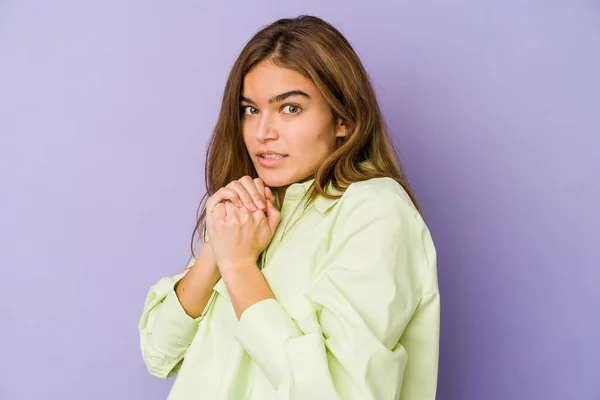 Giovane Ragazza Caucasica Magra Adolescente Sfondo Viola Spaventato Spaventato — Foto Stock