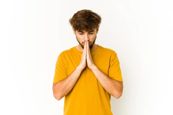 Молодий Араб Білому Фоні Молиться Показуючи Відданість Релігійний Чоловік Шукає — стокове фото