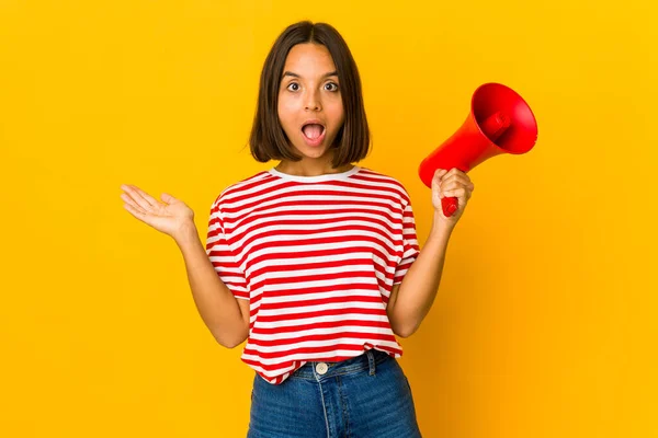 Jonge Spaanse Vrouw Met Een Megafoon Verrast Geschokt — Stockfoto